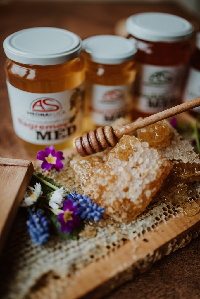Honey and honeycomb, the base ingredient for honey spirit